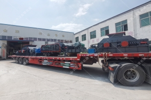 1200*1200雙齒輥破碎機(jī)，兩臺900*900軌道移動(dòng)雙齒輥破碎機(jī)發(fā)往云南