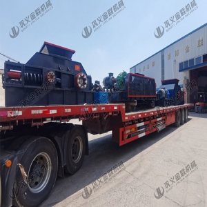 1200*1200雙齒輥破碎機，兩臺900*900軌道移動雙齒輥破碎機發(fā)往云南