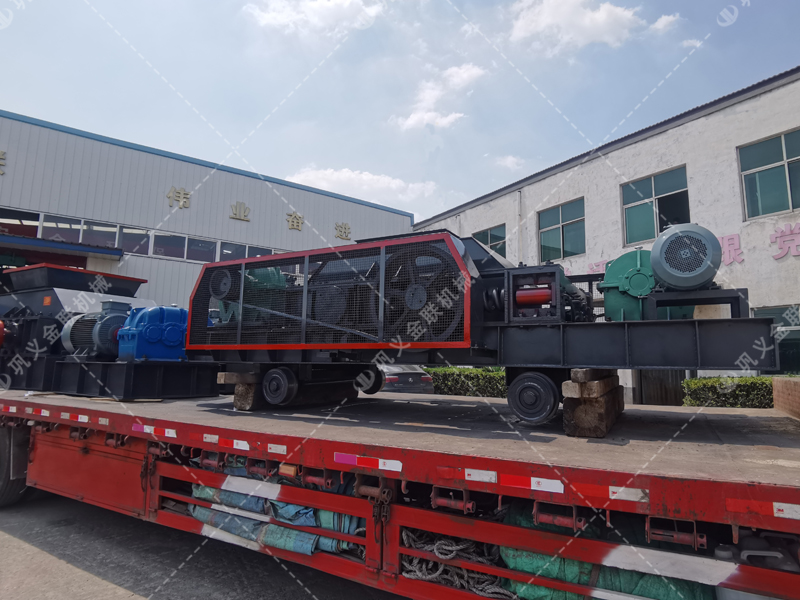 1200*1200雙齒輥破碎機(jī)，兩臺(tái)900*900軌道移動(dòng)雙齒輥破碎機(jī)發(fā)往云南