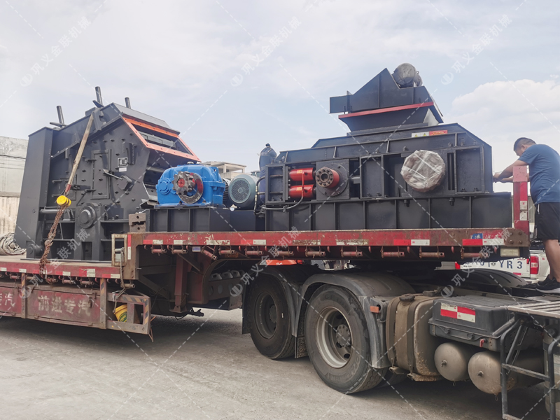 1000*700液壓對(duì)輥制砂機(jī)，1210反擊破發(fā)往四川