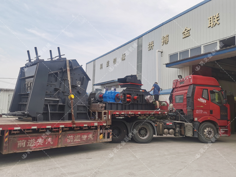 1000*700液壓對(duì)輥制砂機(jī)，1210反擊破發(fā)往四川