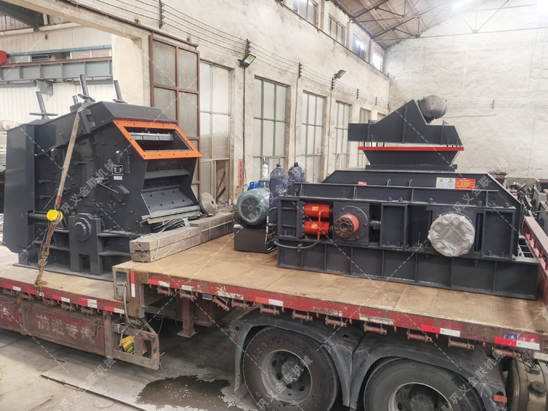 1000*700液壓對(duì)輥制砂機(jī)，1210反擊破發(fā)往四川