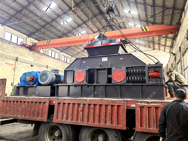 1200x800型半自動液壓對輥制砂機設(shè)備發(fā)貨圖片