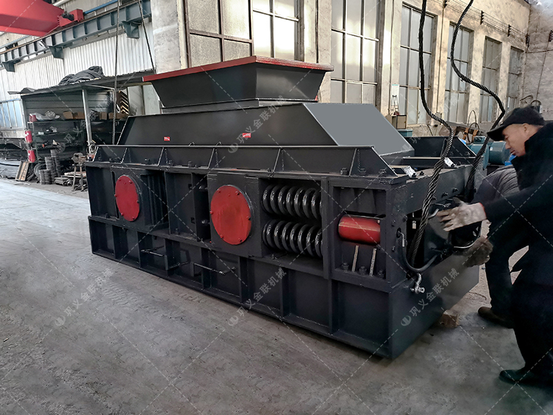 半自動(dòng)對輥破碎機(jī)發(fā)貨 中大型破碎機(jī)發(fā)往甘肅