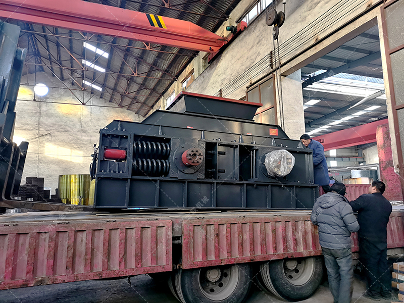 半自動(dòng)對輥破碎機(jī)發(fā)貨 中大型破碎機(jī)發(fā)往甘肅
