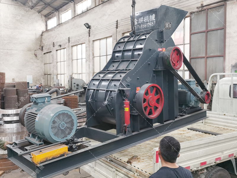 無(wú)篩底雙級(jí)破碎機(jī)設(shè)備發(fā)往甘肅