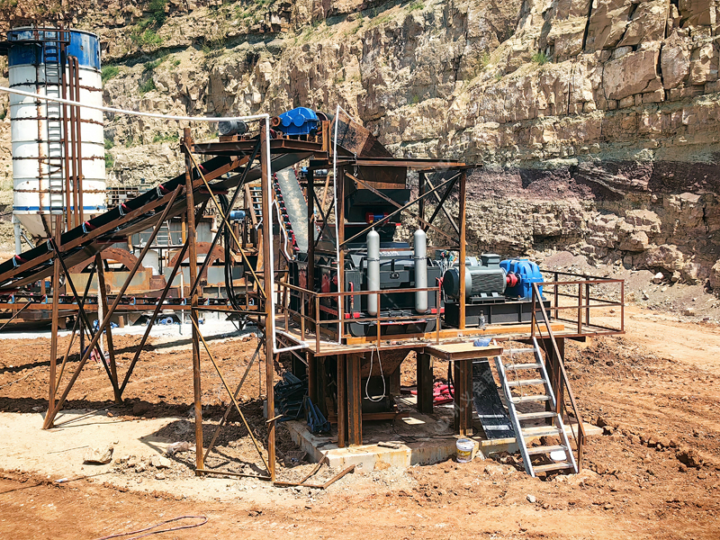 液壓對(duì)輥制砂機(jī)憑什么宣稱 “高產(chǎn)又穩(wěn)定”？其耐磨技術(shù)的雙重突破是關(guān)鍵